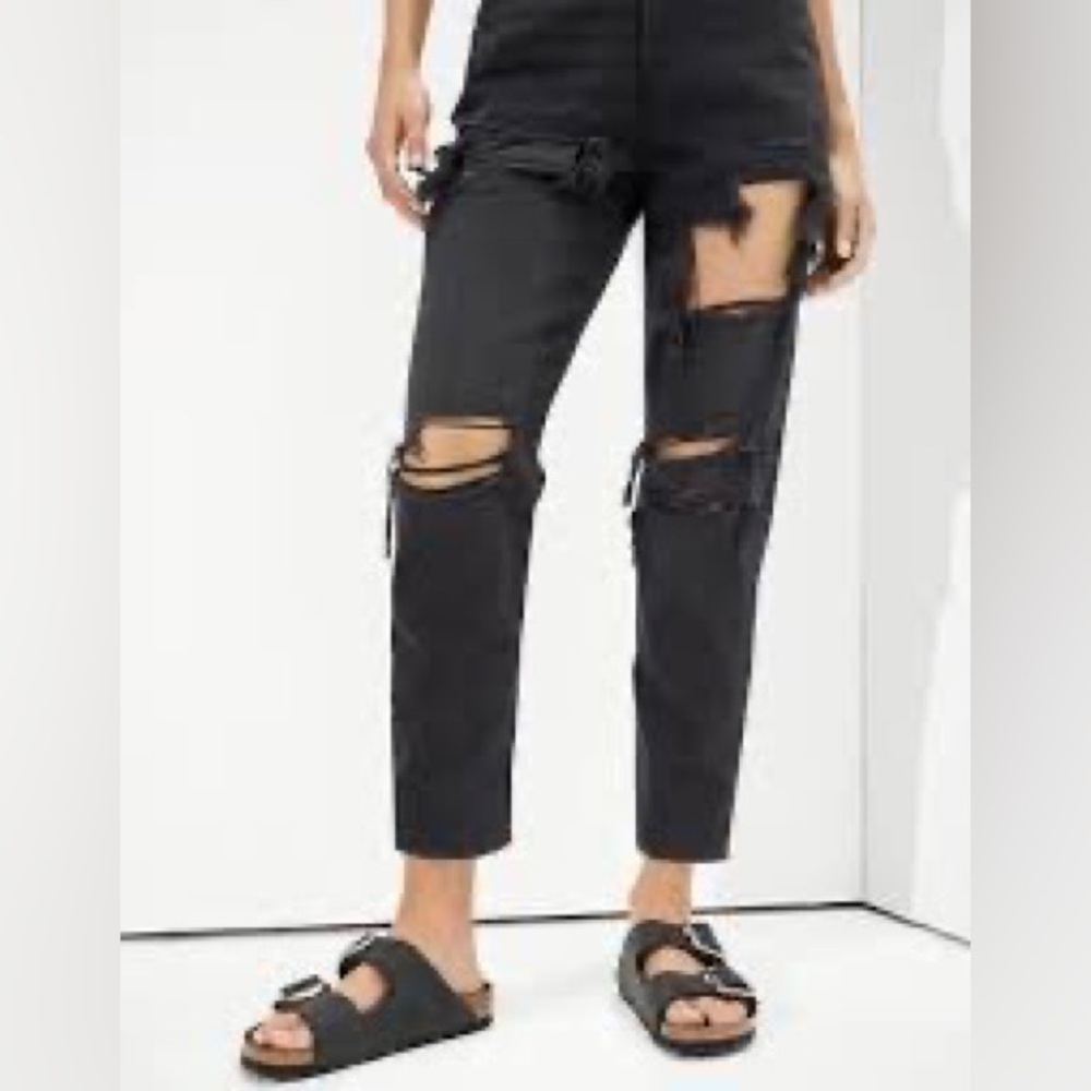 American Eagle Black Distressed Mom Jeans Relaxed Fit Women’s size 6 28 Small